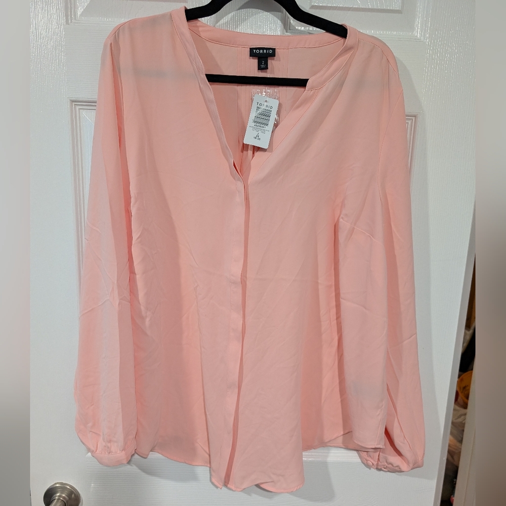 NWT Torrid Studio Crepe De Chine Button Front Long Sleeve Blouse in Size 2